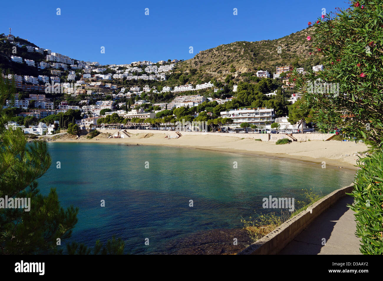 Spiaggia urbana nella città di Roses, mare mediterraneo in Costa Brava Catalogna, Cala Canyelles Petites Foto Stock