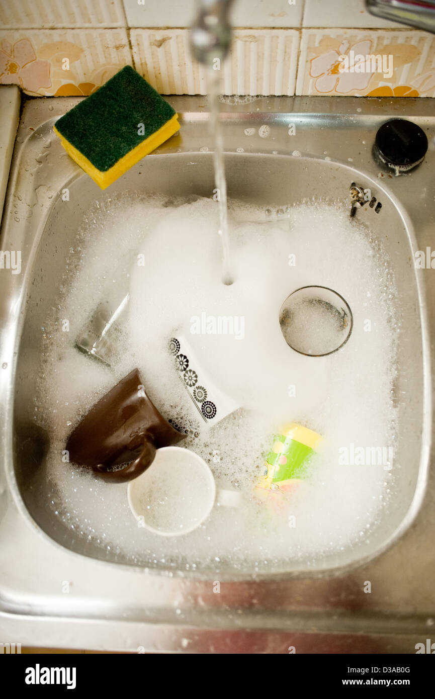 Bicchieri sporchi nel lavello. Foto Stock