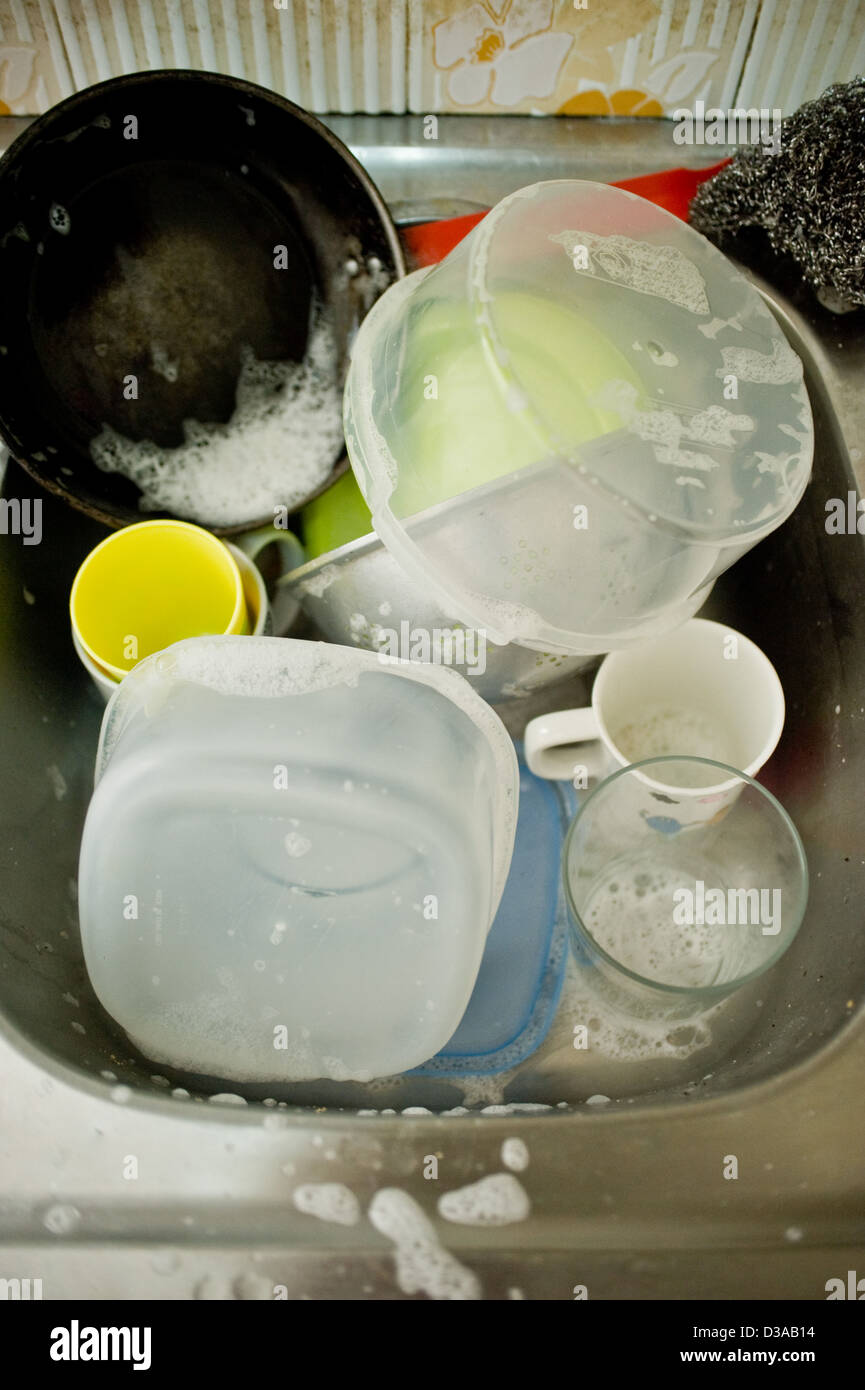 I piatti sporchi nel lavello. Foto Stock