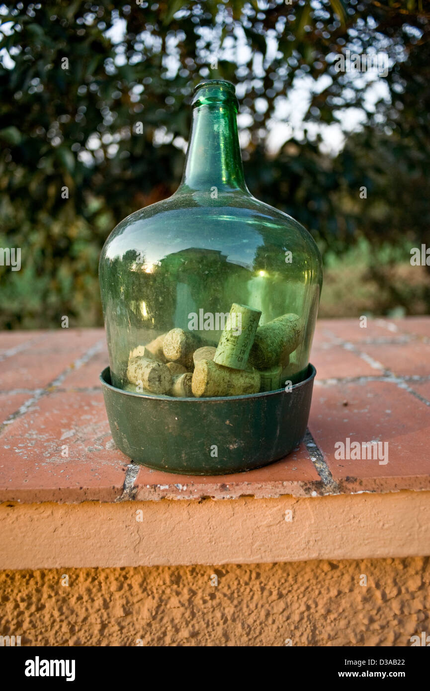 Bottiglia di vetro tappi all'interno Foto Stock