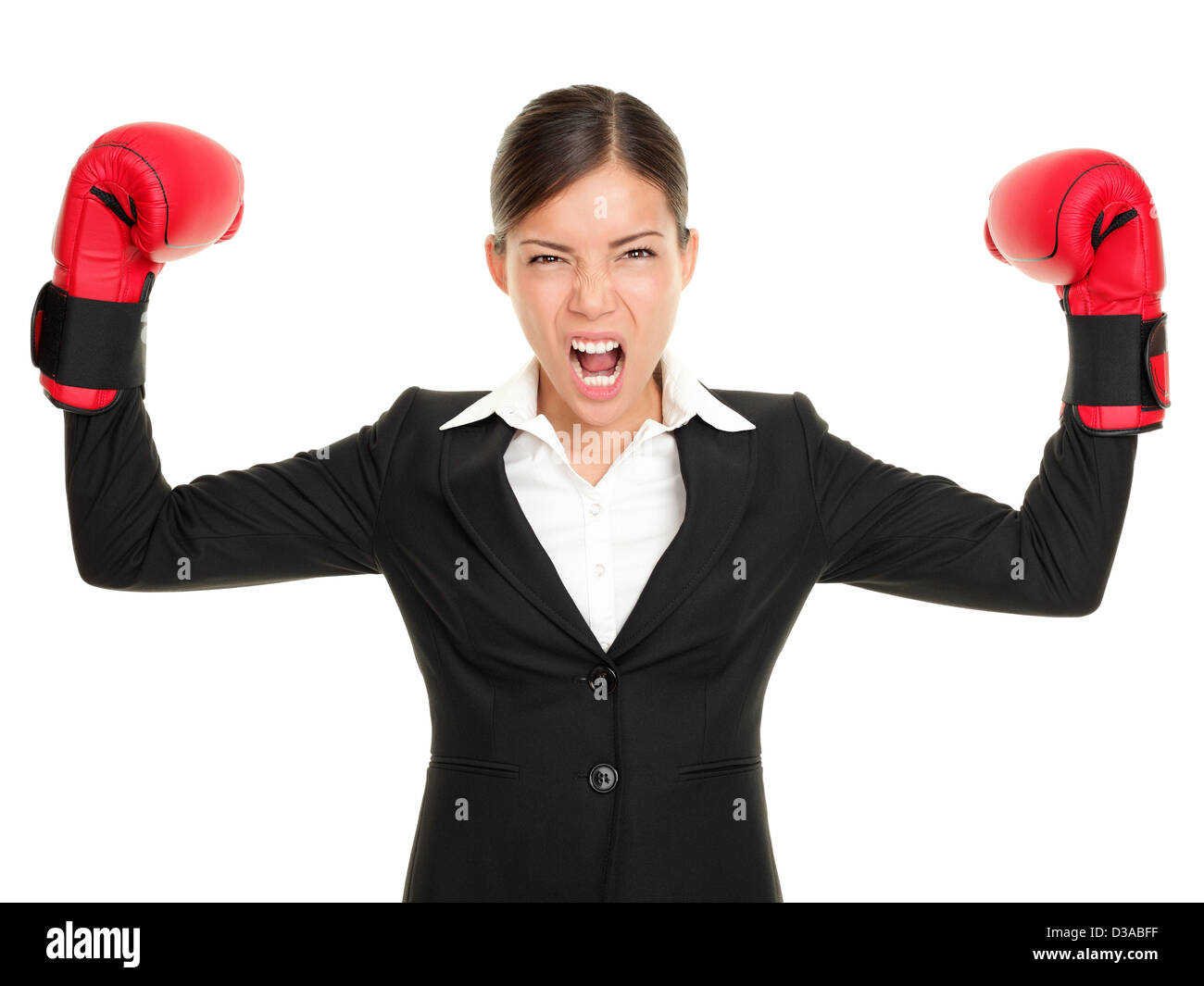 Aggressivo multirazziale giovane imprenditrice flettendo i muscoli indossando guanti da boxe isolati su sfondo bianco Foto Stock