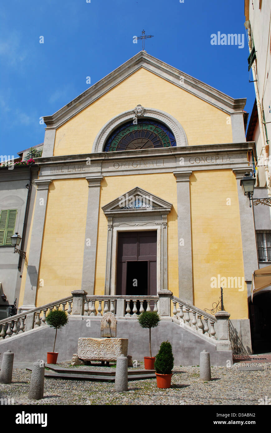 Giallo facciata della chiesa, San Remo, Liguria, Italia Foto Stock