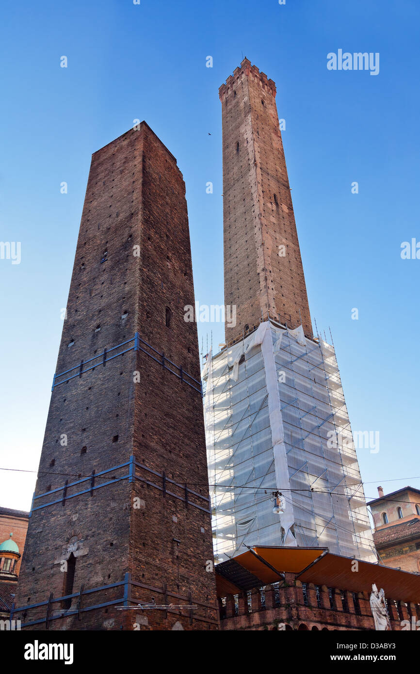 Due torri sotto il cielo blu a Bologna, Italia Foto Stock