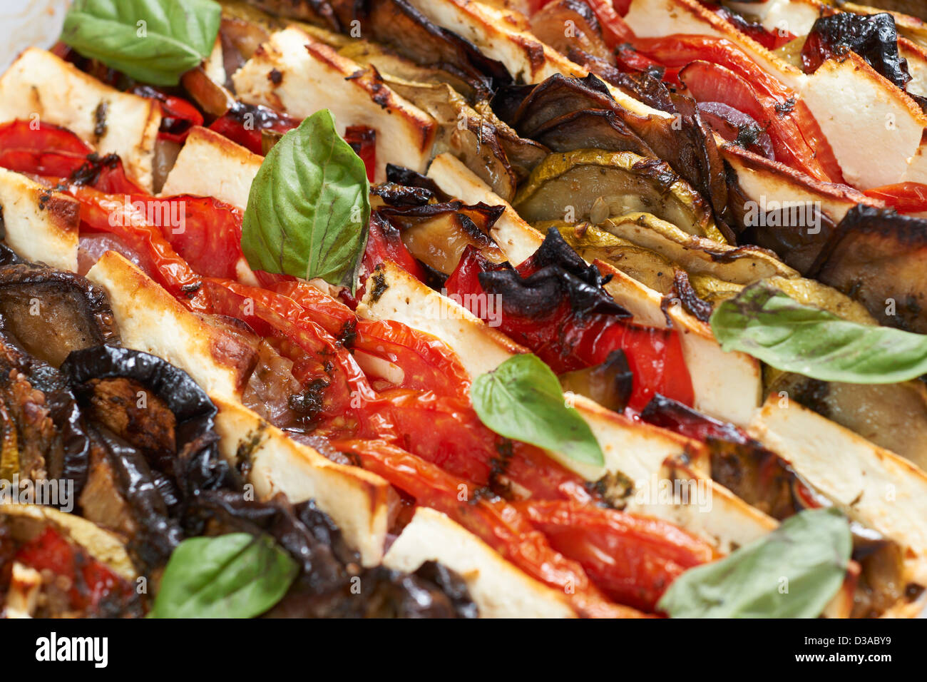 Da forno francese mediterranea piatto gourmet con verdure e formaggio camembert Foto Stock
