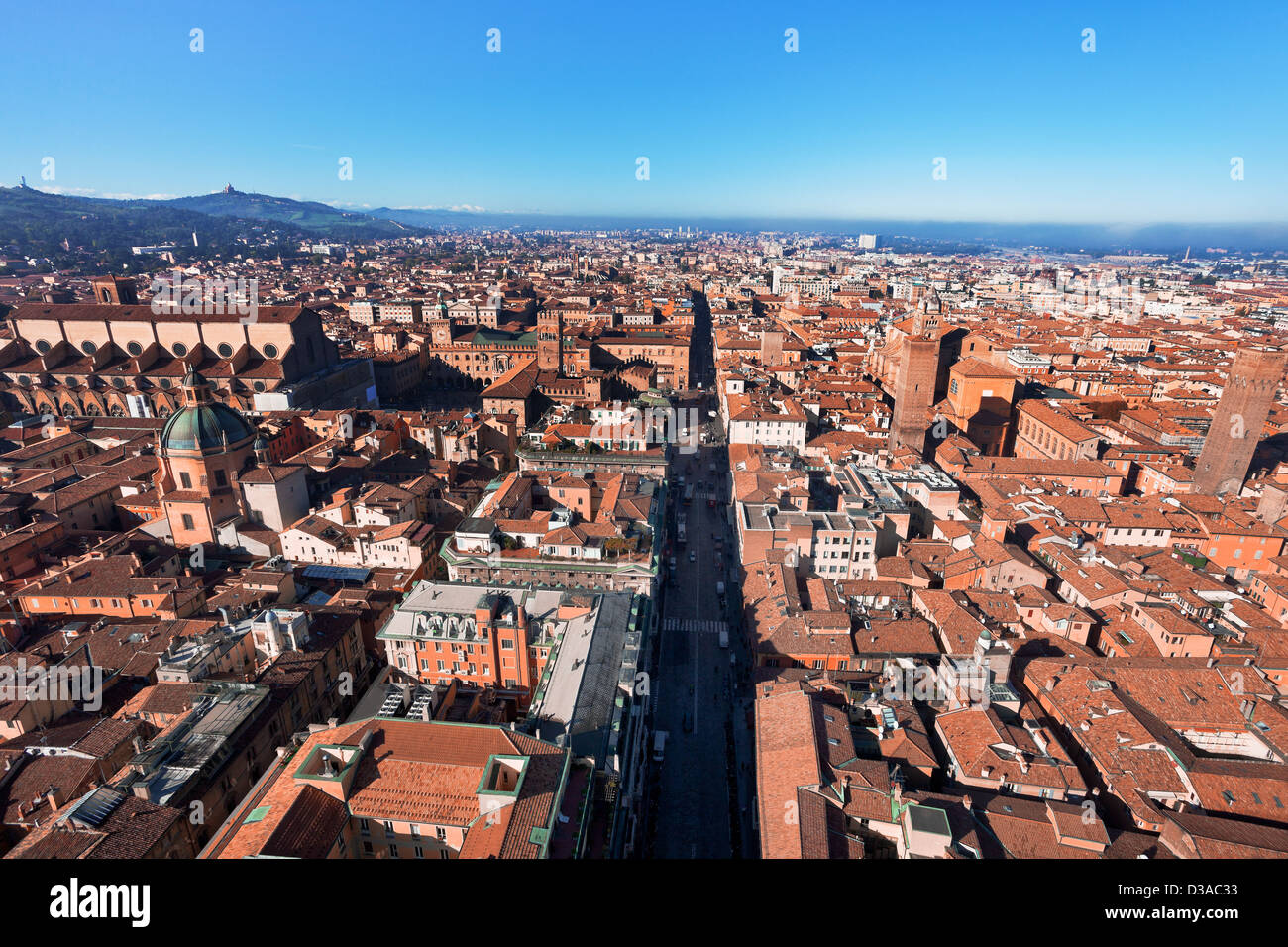 Vista panoramica della Strada Maggiore dalla Torre degli Asinelli a Bologna, Italia Foto Stock