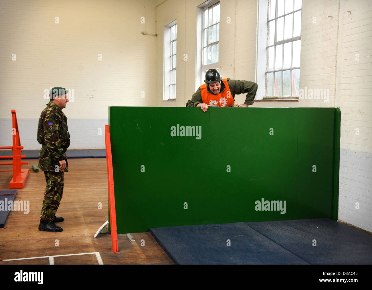 I candidati più anziani sperimentando le attività richieste di potenziali reclute presso l'esercito ufficiale Scheda di selezione al Westbury, Wiltshir Foto Stock