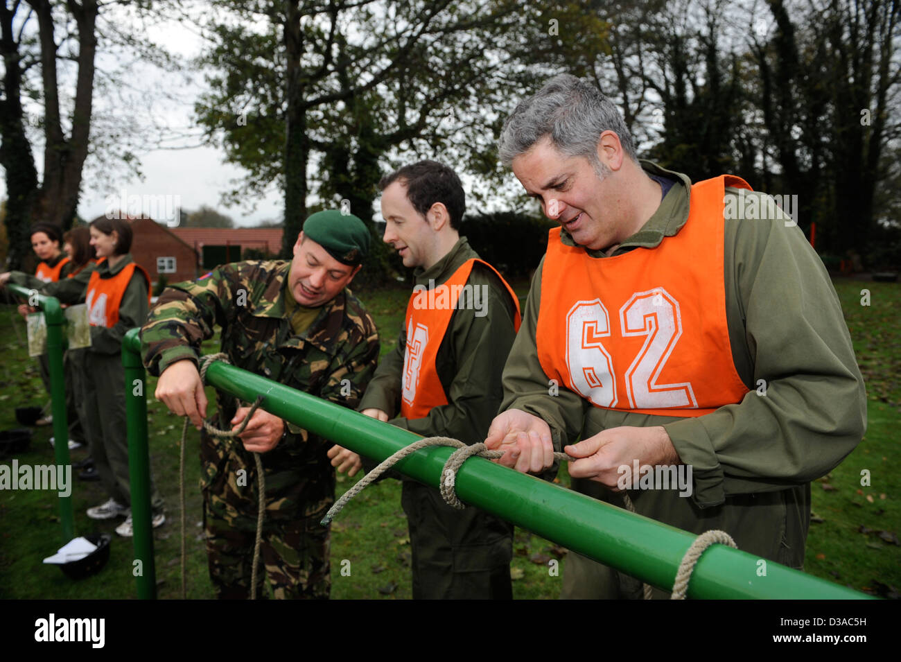 I candidati più anziani sperimentando le attività icluding nodi essenziali richiesti delle potenziali reclute presso l'esercito Officer Bo di selezione Foto Stock