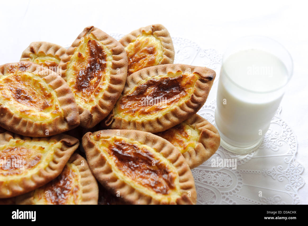 Karelian tradizionali e dolci finlandesi con patate Foto Stock