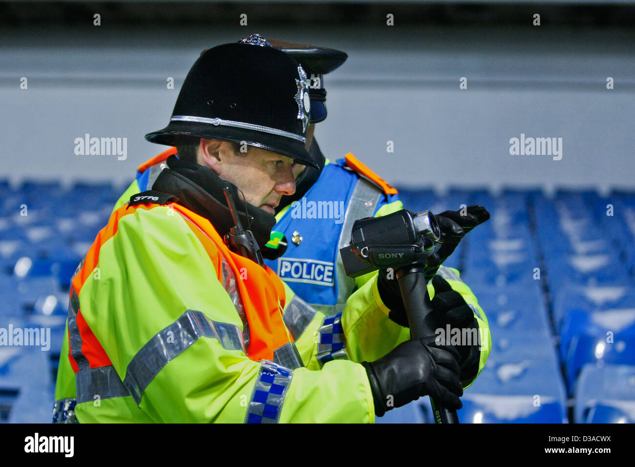 Video sorveglianza mediante formazione di polizia in un Regno Unito partita di calcio Foto Stock