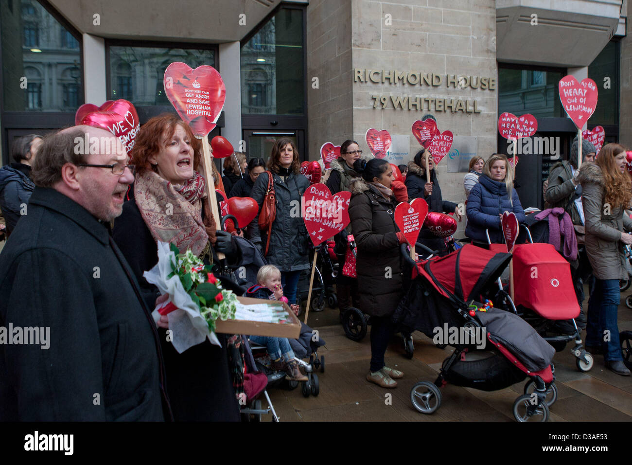 Londra, Regno Unito. 14 febbraio 2013. Circa 150 mamme e bambini al canto di contenimento a forma di cuore palloncini & cartelloni al di fuori del Reparto di Salute, offrendo un Valentine-tema messaggio: "Hanno un cuore Hunt'. È in risposta alla Segretaria di salute Jeremy cacce al piano approvato per il downgrade di Lewisham ospedale A&E e servizi di maternità. Londra, UK, 14 febbraio 2013. Credito: martyn wheatley / Alamy Live News Foto Stock