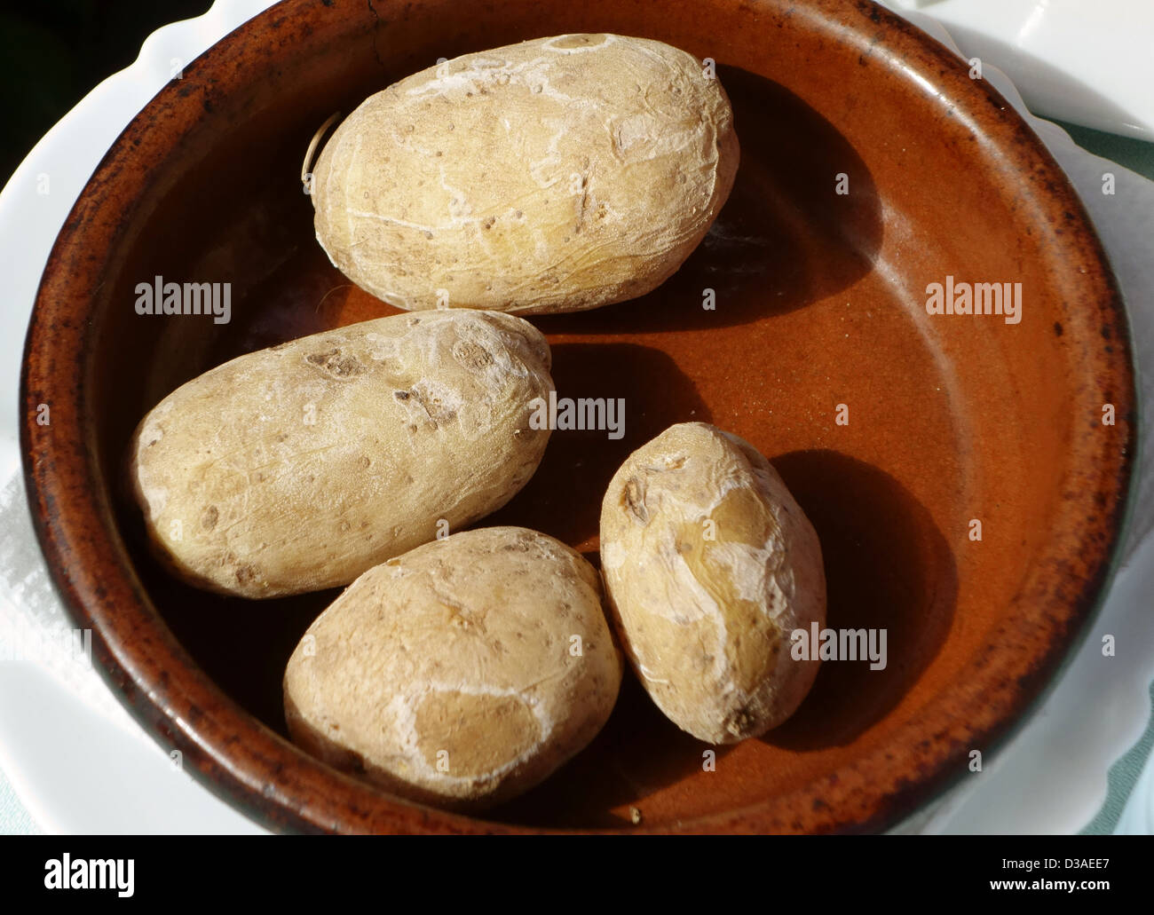 Papas arrugadas (patate bollite in acqua salata) è piatto tipico di Tenerife, Isole Canarie Foto Stock