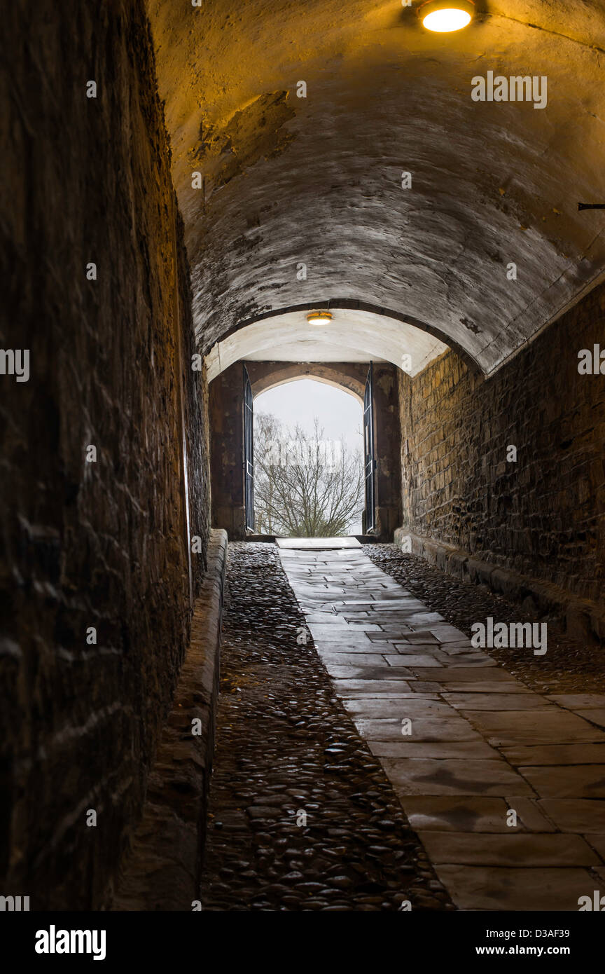 Passaggio presso la Cattedrale costruita dai Normanni a Durham, Inghilterra. Foto Stock