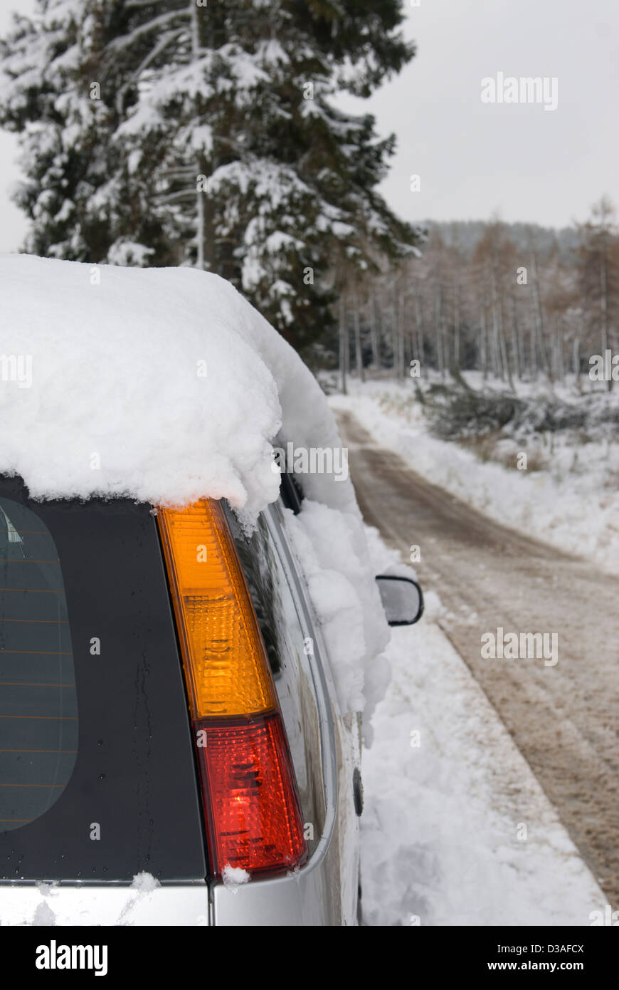 Una coperta di neve auto su un passabile strada rurale in Aberdeenshire Foto Stock