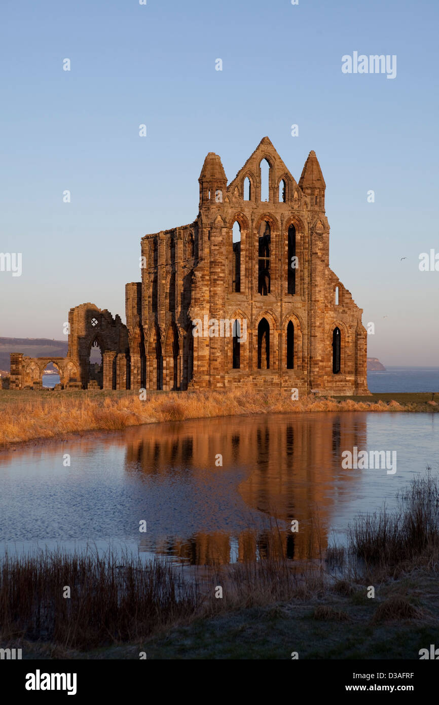 Whitby Abbey è una rovina abbazia benedettina che si affaccia sul Mare del Nord sulla East Cliff al di sopra di Whitby nel North Yorkshire, Inghilterra. Foto Stock