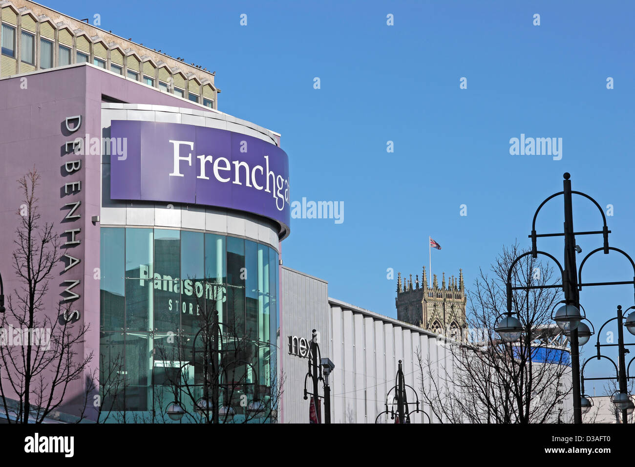 Doncaster Frenchgate centro commerciale con la Chiesa di San Giorgio / Doncaster Minster in background Foto Stock