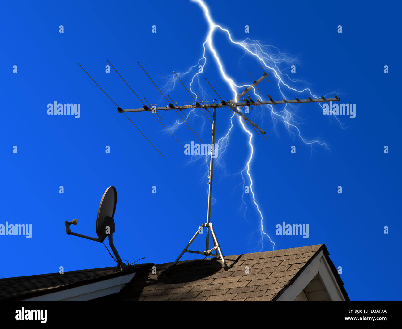 Antenna e piatto montato sul tetto con un fulmine in background simbolo di  potere Foto stock - Alamy