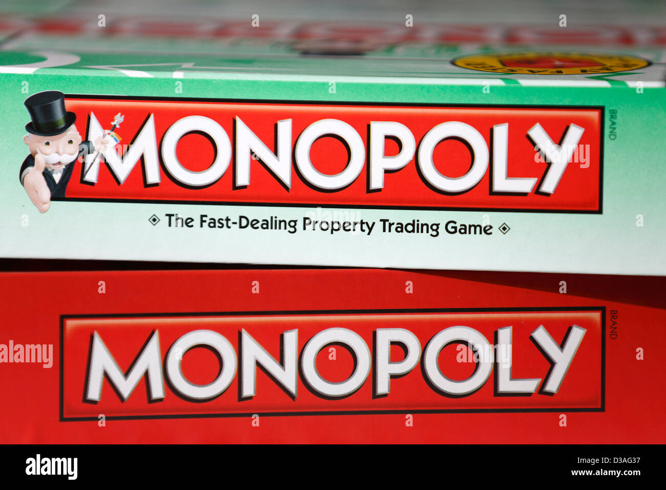 La scatola di un gioco di Monopoli Foto stock - Alamy