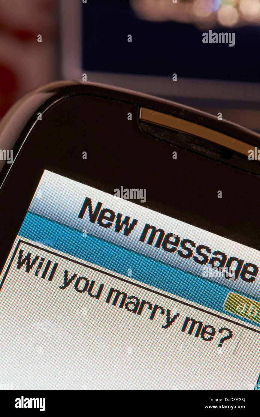 Ti sposerà me? - Invio della proposta di testo con anello di fidanzamento presso il pronto su San Valentino il giorno di San Valentino Foto Stock
