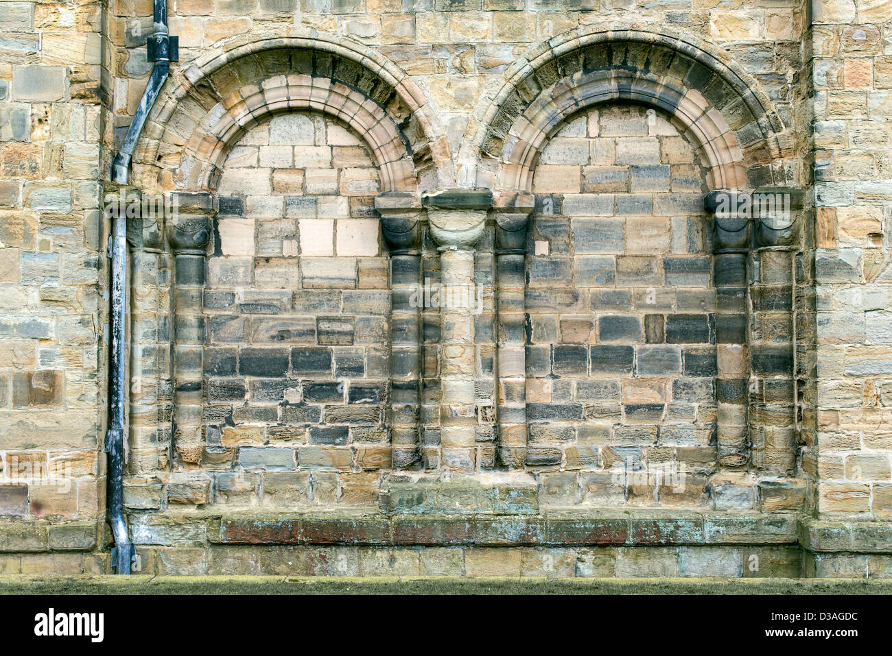 Lo stile romano di archi sulla parete esterna della Cattedrale costruita dai Normanni a Durham, Inghilterra. Foto Stock