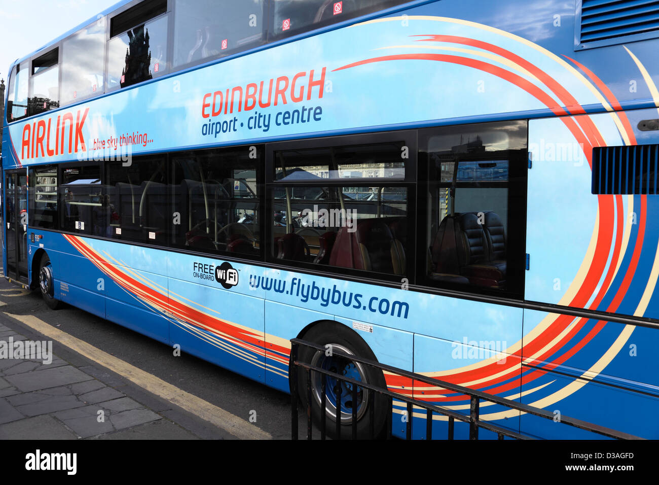 L'Airlink Bus tra il centro di Edimburgo e per l'aeroporto, Scotland, Regno Unito Foto Stock