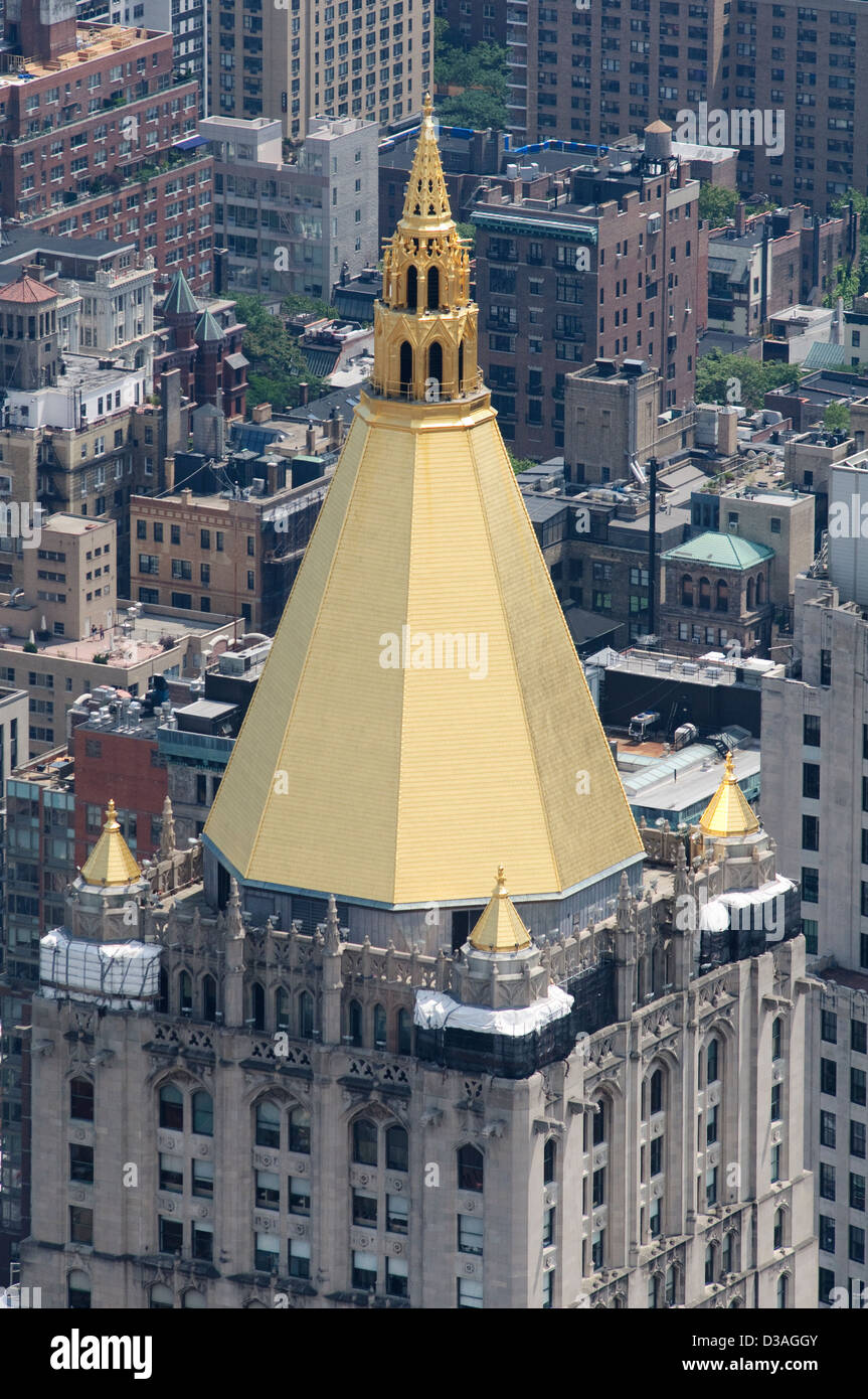 Stati Uniti, New York City, Manhattan, Life Insurance Company o NYLIC edificio con il suo tetto dorato da Empire State Foto Stock