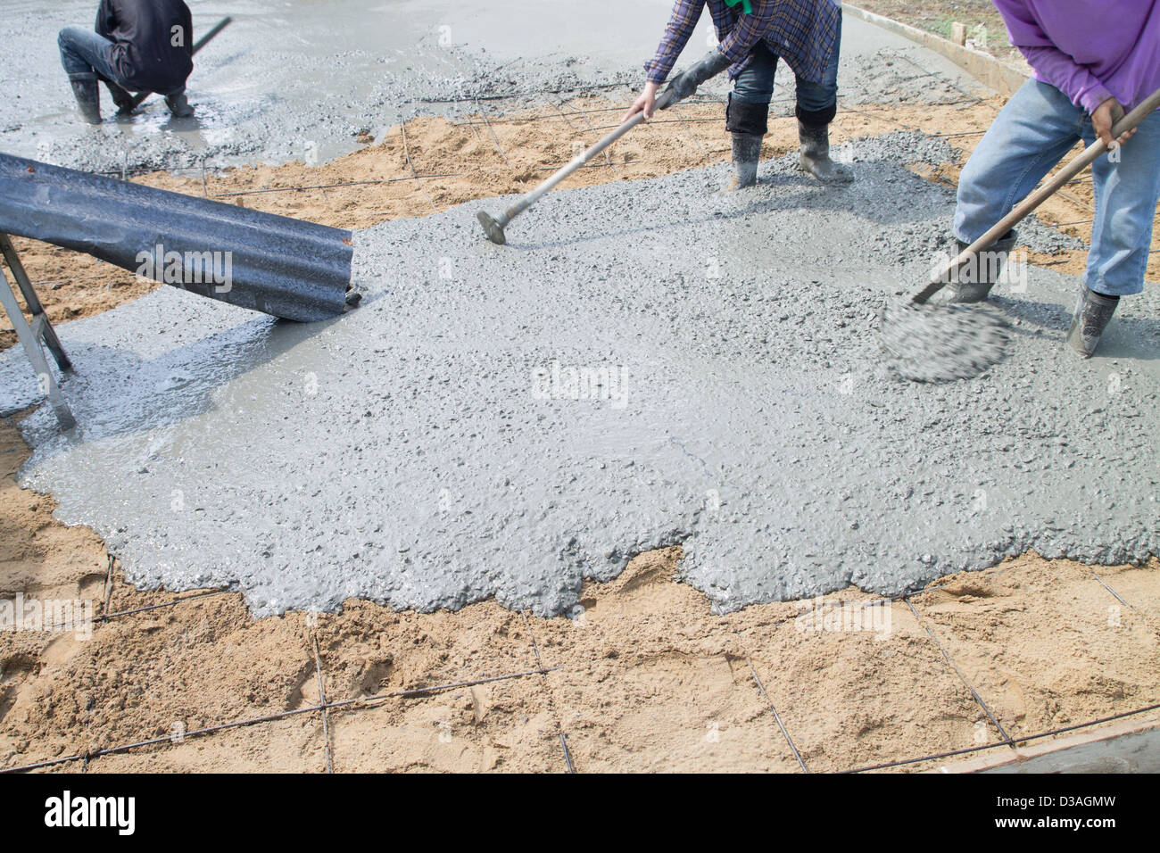 La gettata di calcestruzzo durante la cementificazione commerciale  pavimenti degli edifici in costruzione Foto stock - Alamy