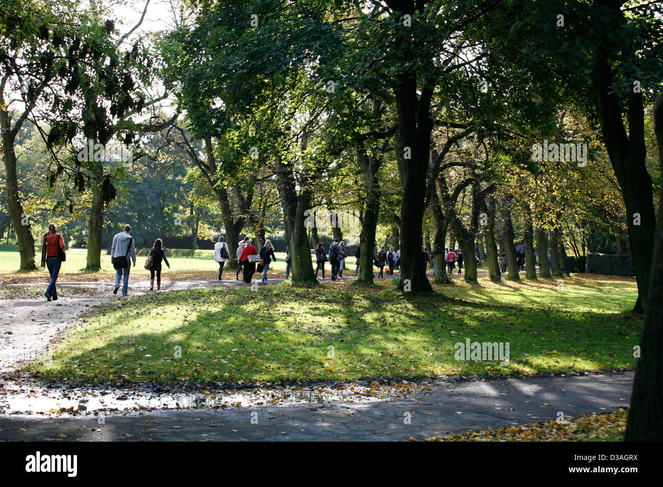 Gli studenti a piedi università per lezioni di mattina attraverso Hyde Park a Leeds Foto Stock