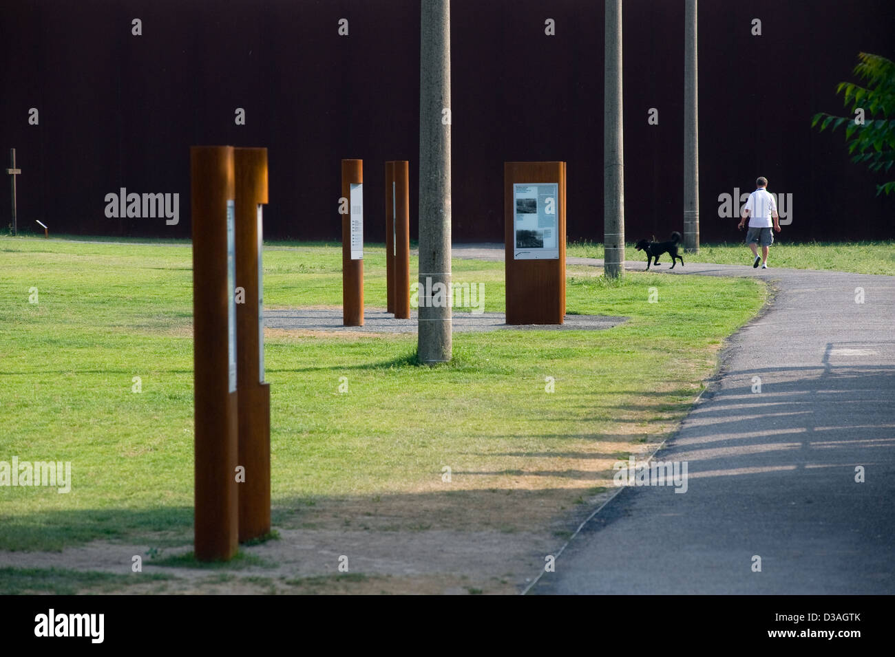 Berlino, Germania, colonne di informazioni sui motivi del Memoriale del Muro di Berlino Foto Stock