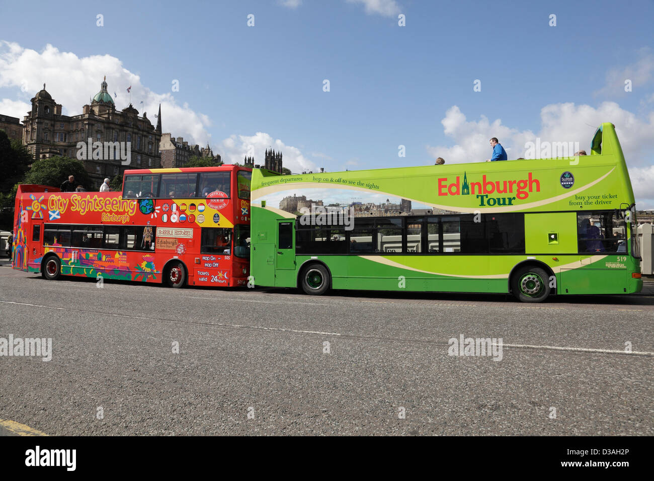 Autobus turistici sul Waverley Bridge nel centro di Edimburgo, Scozia, Regno Unito Foto Stock