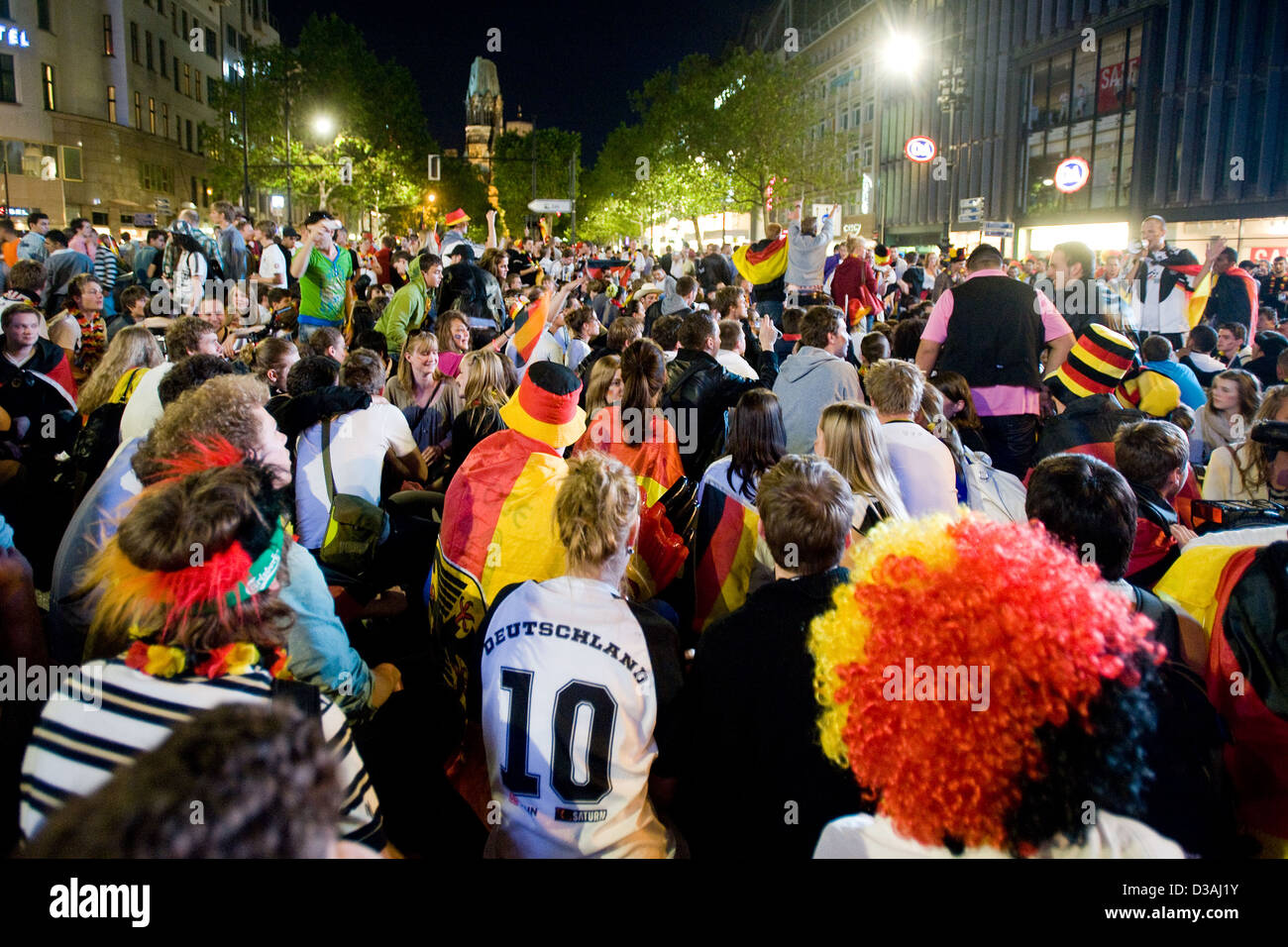 Berlino, Germania, i tifosi di calcio sul Kurfürstendamm dopo il turno preliminare la vittoria per la Germania Foto Stock