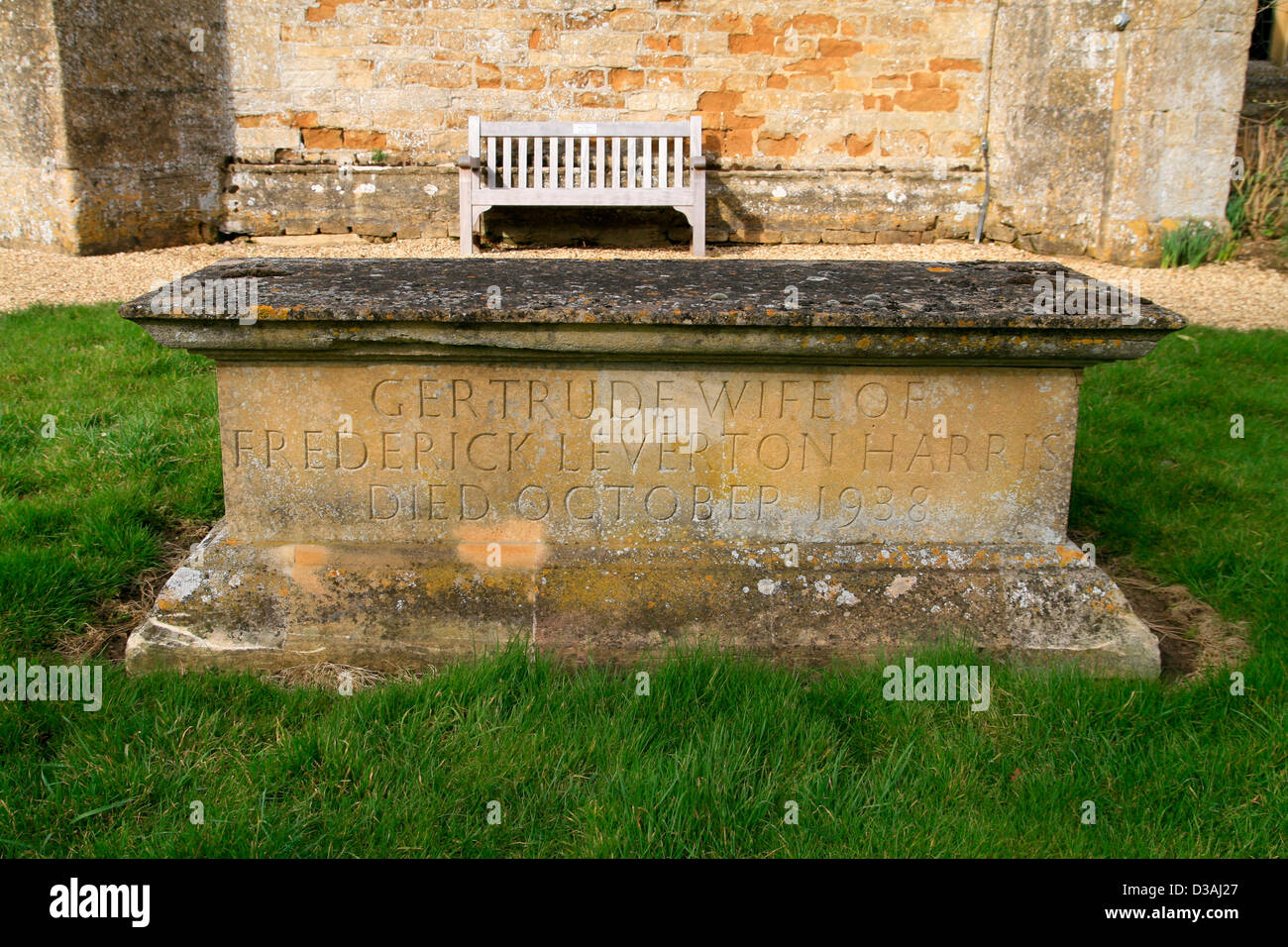 Gertrude Harris tomba designer Eric Gill St negare la chiesa Little Compton Warwickshire England Regno Unito Foto Stock