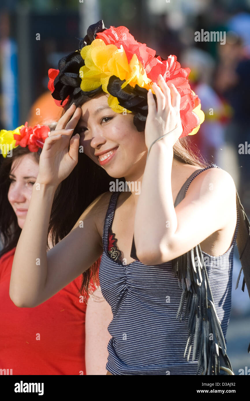 Berlino, Germania, ventola femmina con ghirlanda di colore sulla sua testa Foto Stock