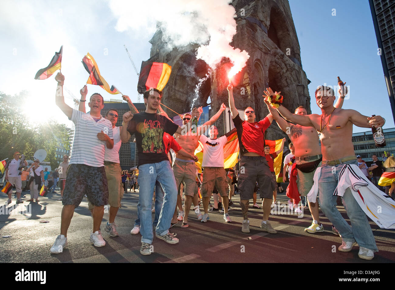 Berlino, Germania, con i tifosi di calcio allegria dopo il Bengala flare vittoria knockout Foto Stock