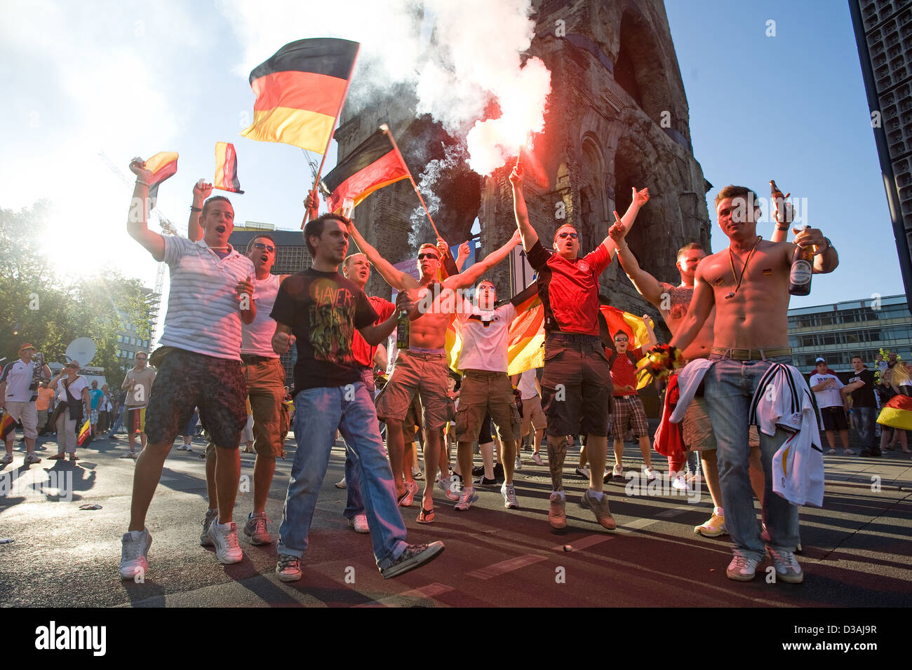 Berlino, Germania, con i tifosi di calcio allegria dopo il Bengala flare vittoria knockout Foto Stock