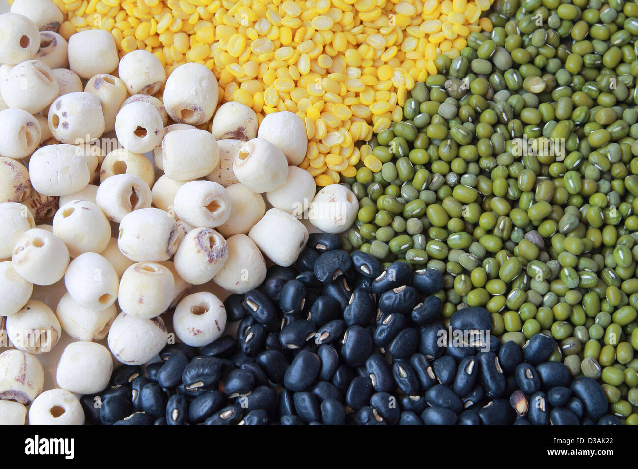 Cumulo di quattro grani inclusi mung secchi di semi di soia Semi di loto e piselli nero. Foto Stock