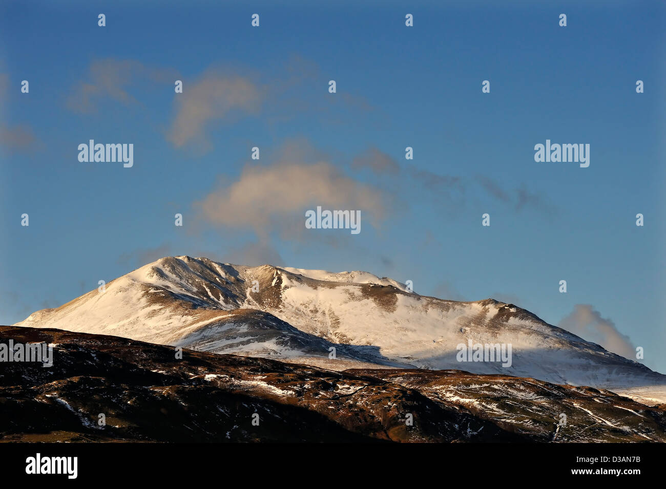 Snow-capped Beinn Ghlas nel Ben Lawers gamma vicino a Killin, Scozia Foto Stock