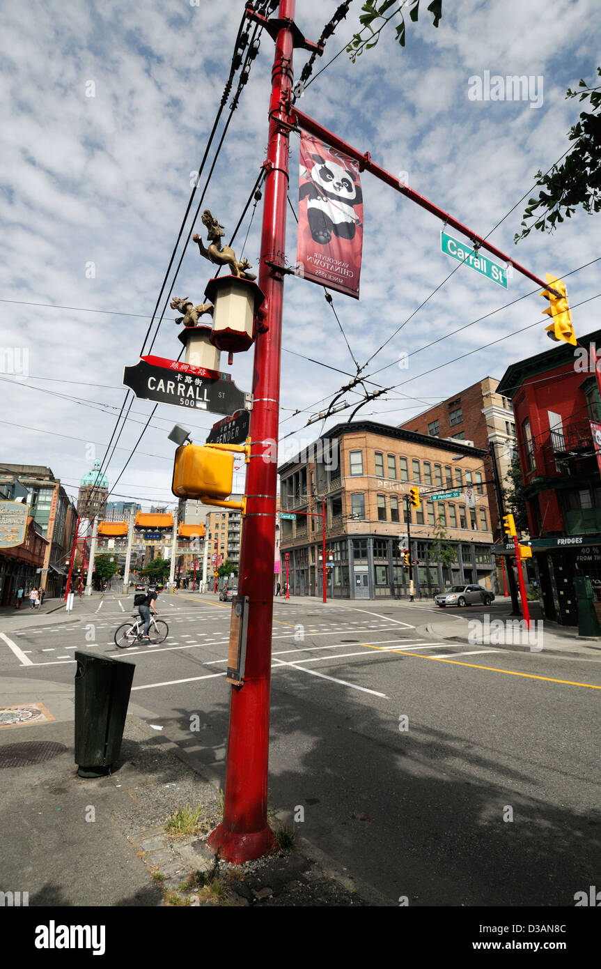 I segnali stradali area di Chinatown etnica strade street victoria Vancouver Island lampione lampione Foto Stock