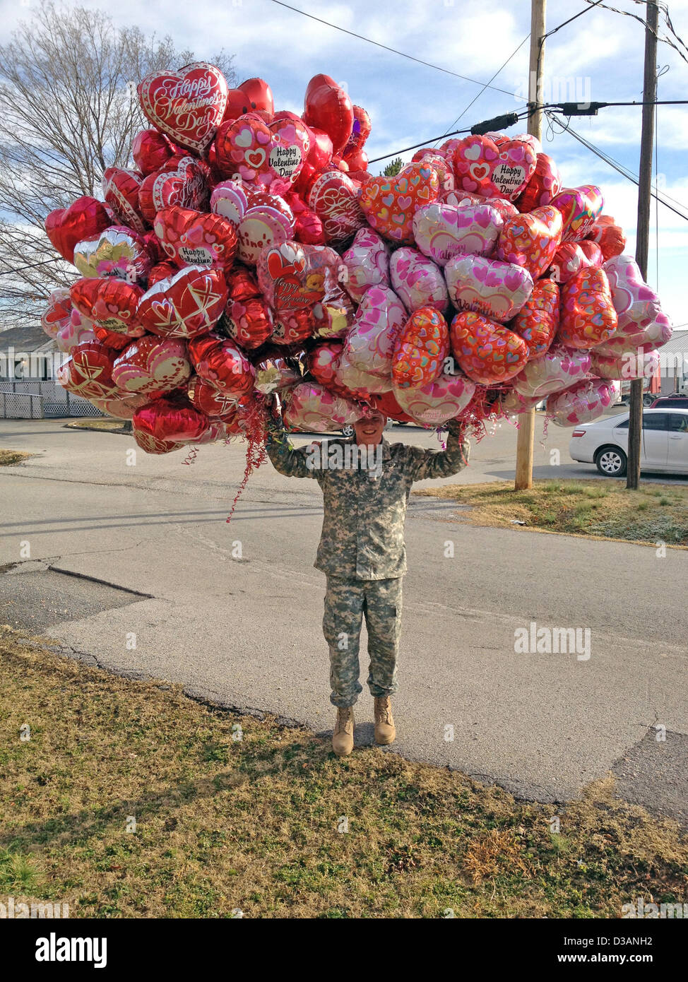 US Army PFC. Harley Dennis, un selezionatore per il Missouri Guardia, consegna a più di 300 il giorno di San Valentino palloncini alla scuola area kids in febbraio 14, 2013 nel sud-ovest del Missouri. Foto Stock