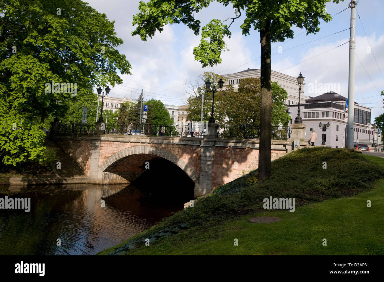 Uno dei piccoli ponti sul canale della città nel parco di Kronvadda vicino alla città vecchia di riga, riga, Lettonia, Stati baltici Foto Stock