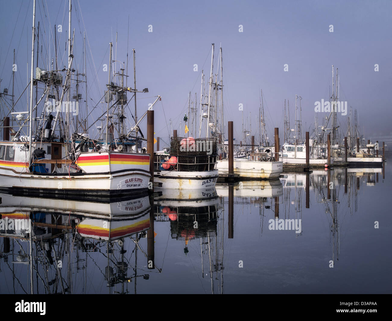 Barche da pesca con nebbia a Newport Harbour. Oregon Foto Stock