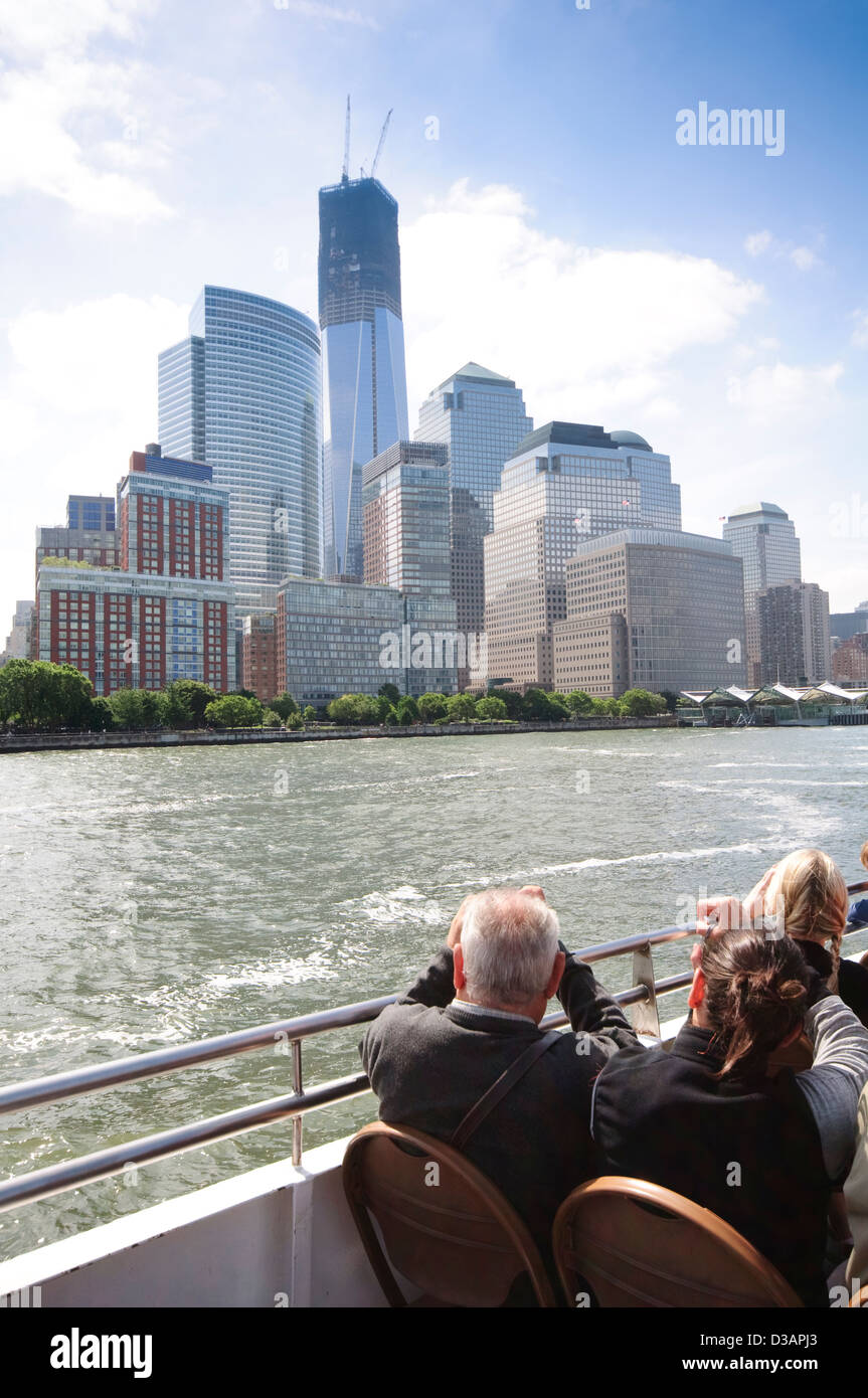 Stati Uniti d'America, New York Manhattan, turisti sulla Circle Line Tour in Barca, Financial District Skyline Foto Stock