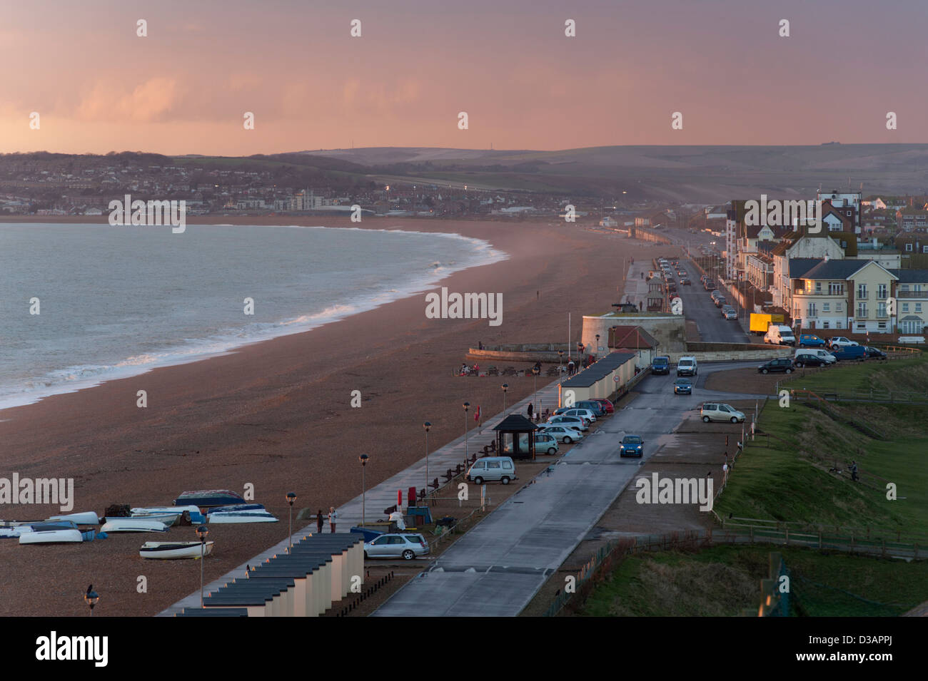 Vista sulla città di Seaford in East Sussex con la città di Newhaven in background. Inghilterra, Regno Unito. Foto Stock