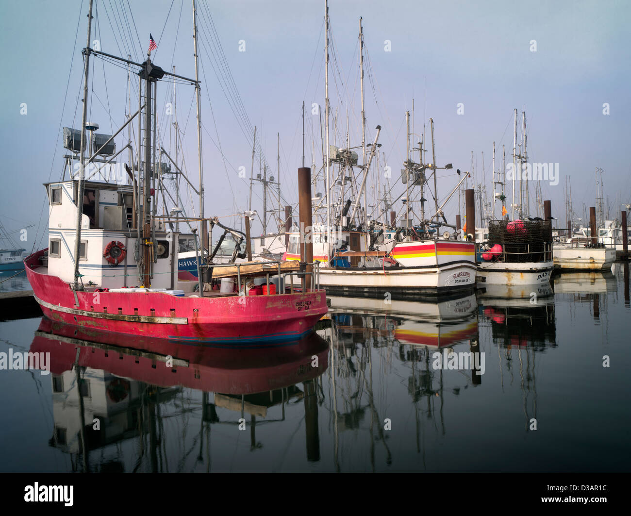 Barche con nebbia a Newport Harbour. Oregon Foto Stock