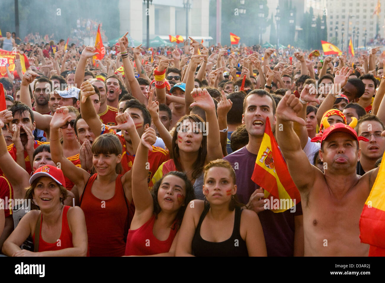 Barcelona, Spagna, gli appassionati di calcio a guardare la partita finale della Coppa del Mondo Foto Stock