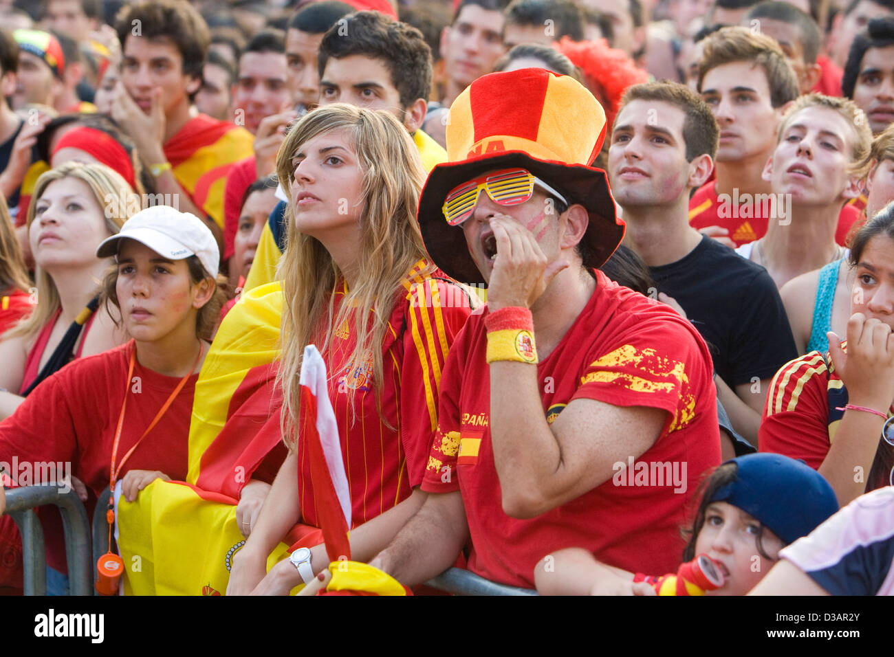 Barcelona, Spagna, gli appassionati di calcio a guardare la partita finale della Coppa del Mondo Foto Stock