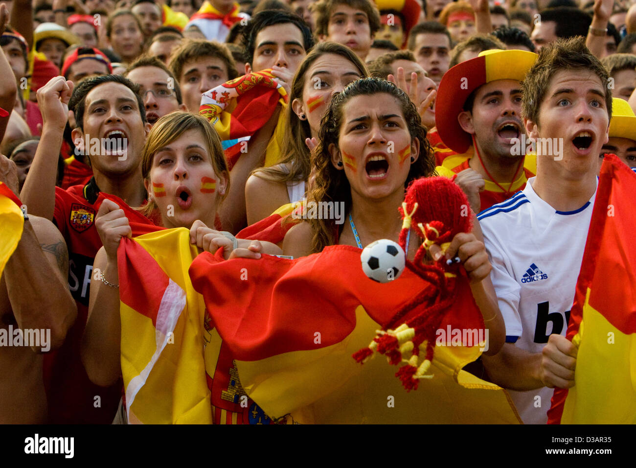 Barcelona, Spagna, gli appassionati di calcio a guardare la partita finale della Coppa del Mondo Foto Stock
