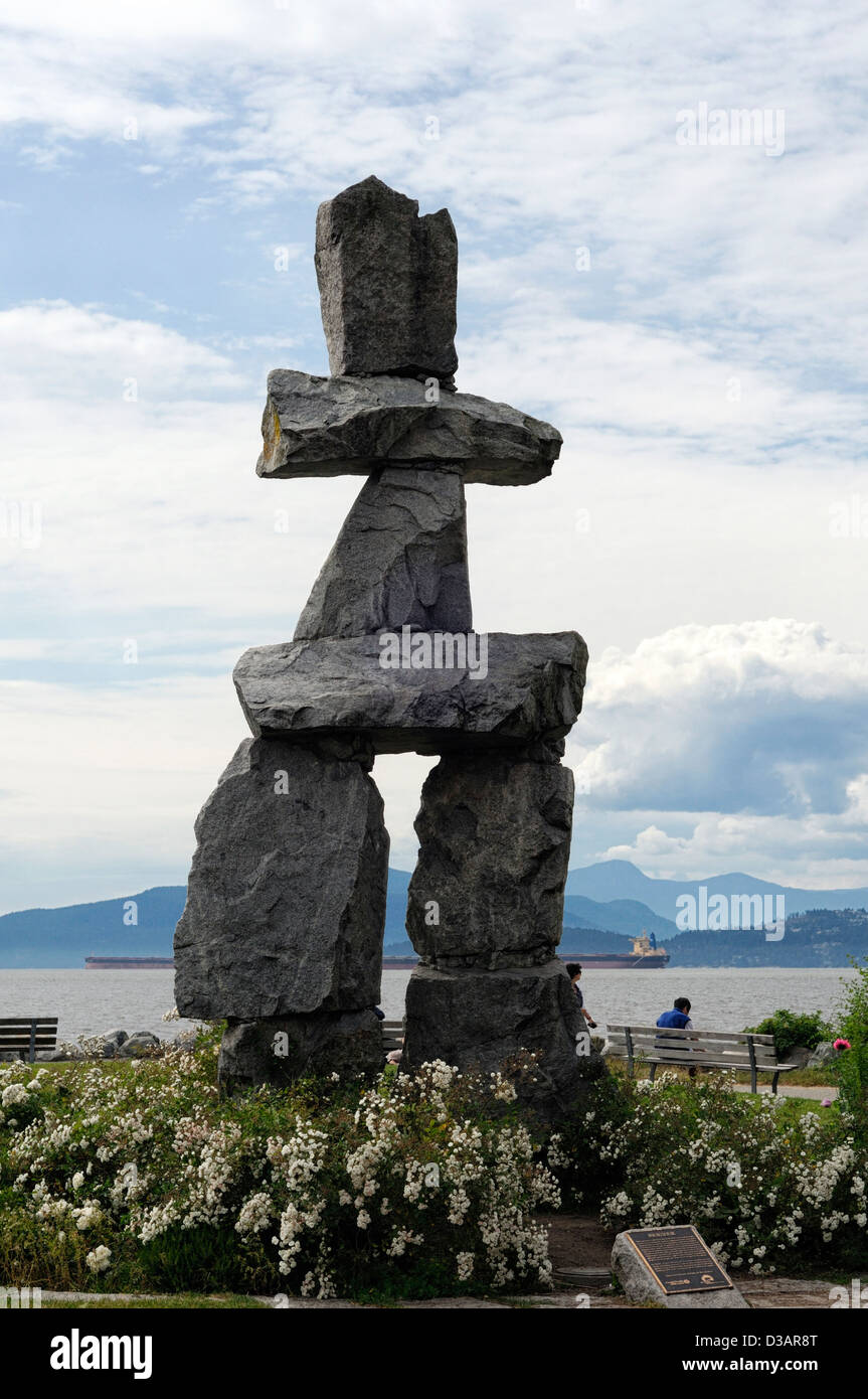 Inuksuk inukshuk scultura massi di rocce english bay Stanley Park a Vancouver BC Canada inuksuit inukhuk landmark in pietra Foto Stock