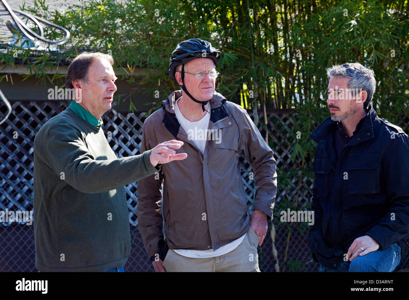 Ed Begley Jr con Donald Wheeler, acciaio framing contraente (l) e Scott Harris, contracotor generale (r). Incorniciatura di Green home per Ed Begley Jr (notato attore e ambientalista) e sua moglie Rachelle Carson-Begley, costruzione viene fatto sotto il LEED Platinum certificata norme. Inoltre è girato per il loro web serie 'su StreetÓ Begley, una serie Web che esplora la costruzione del Nord AmericaÕs verde, la maggior parte delle abitazioni sostenibili. Questo sarà uno dei soli 13 case residenziali costruiti in California utilizzando acciaio, un materiale sostenibile che è riciclabile al 95%. Studio City, California, Stati Uniti d'America Foto Stock