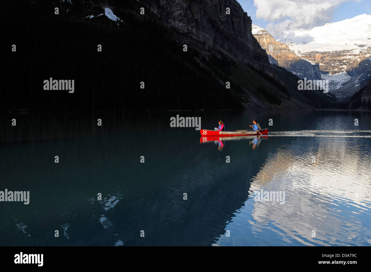 Il lago Louise e il Parco Nazionale di Banff Alberta Canada riflettono la riflessione riflessi color smeraldo rosso acqua canoa barche Foto Stock