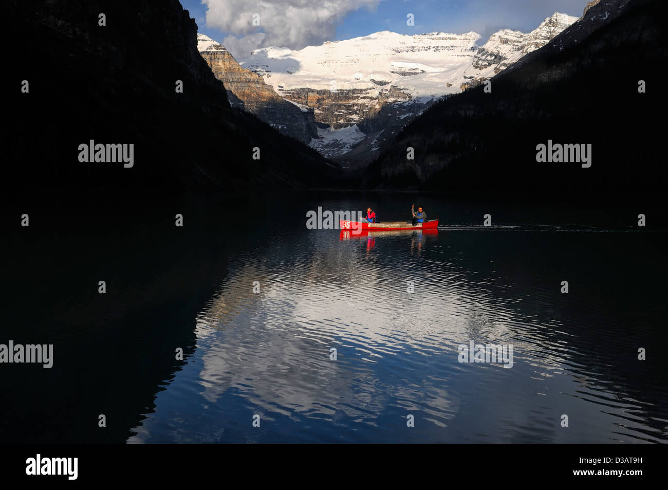 Il lago Louise e il Parco Nazionale di Banff Alberta Canada riflettono la riflessione riflessa canoa barche red ghiacciaio victoria Foto Stock